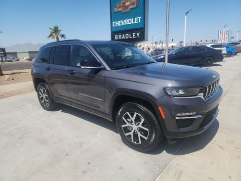 Used 2024 Jeep Grand Cherokee Limited image 2