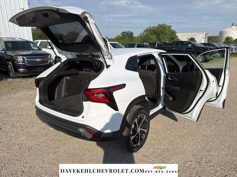 Used 2025 Chevrolet Trax RS w/ Driver Confidence Package FWD image 28