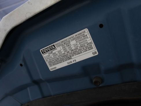 Used 2019 Toyota Tundra SR5 w/ SR5 Convenience Package image 34