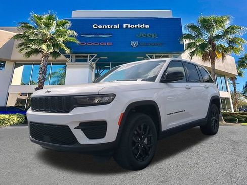 Certified 2025 Jeep Grand Cherokee Altitude AWD/4WD image 9