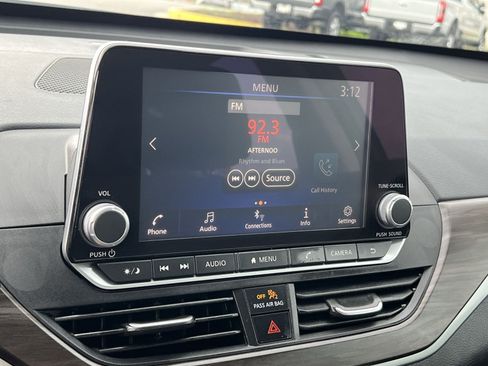 Used 2025 Nissan Altima 2.5 SV FWD image 18