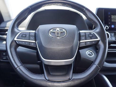 Used 2024 Toyota Highlander LE AWD/4WD image 23