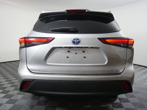 Used 2022 Toyota Highlander XLE image 4