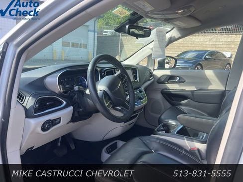 Used 2023 Chrysler Pacifica Touring-L FWD image 6