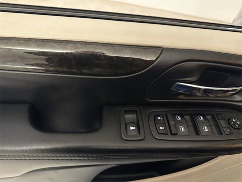 Used 2019 Dodge Grand Caravan SE w/ UConnect Hands-Free Group image 38