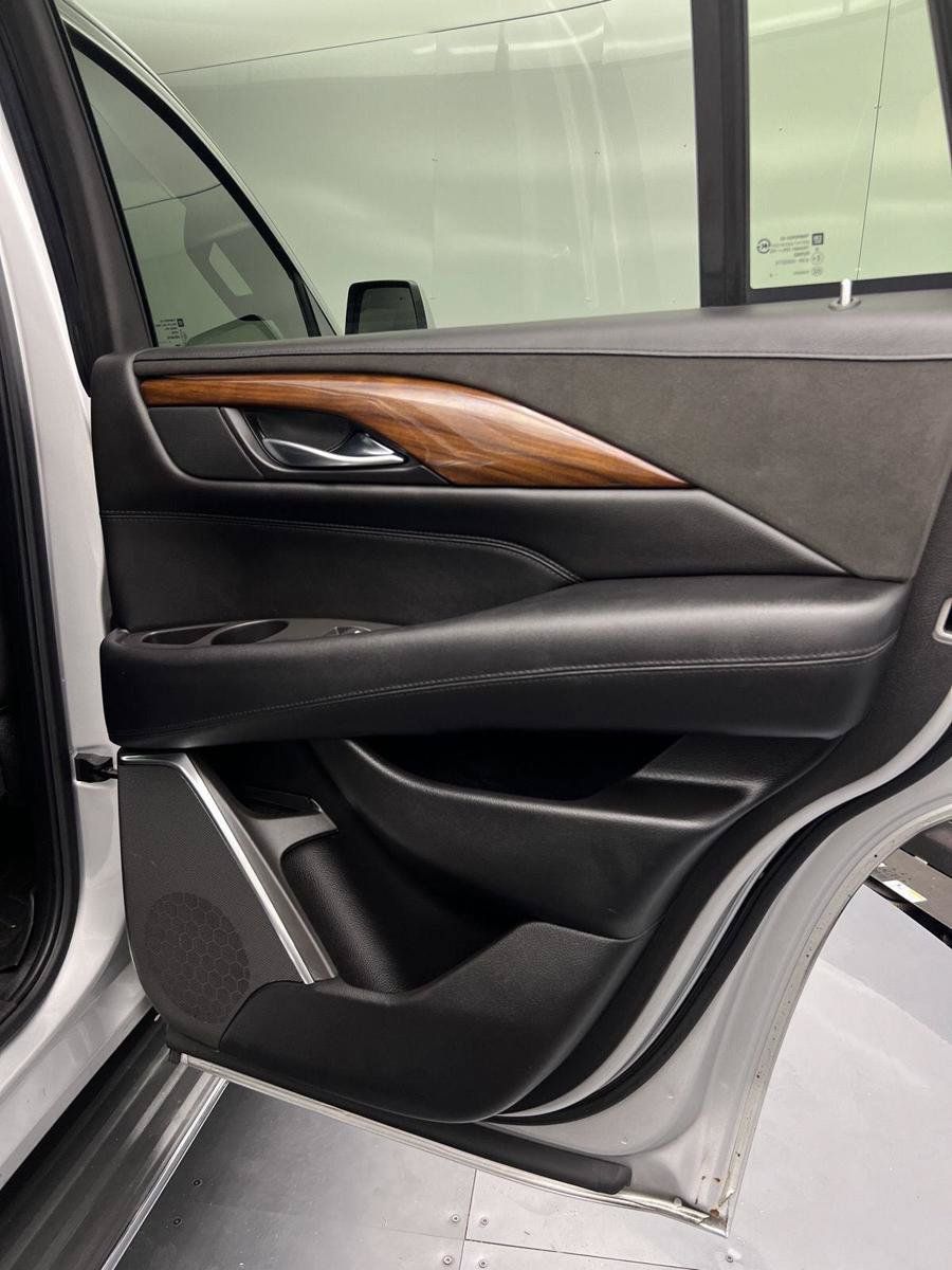 Used 2016 Cadillac Escalade Luxury AWD/4WD image 28
