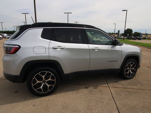Used 2025 Jeep Compass Limited AWD/4WD image 5