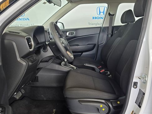 Used 2025 Hyundai Venue SE image 8