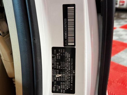 Used 2018 Kia Sedona LX image 26