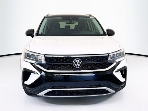 Used 2024 Volkswagen Taos SE w/ Panoramic Sunroof Package image 24