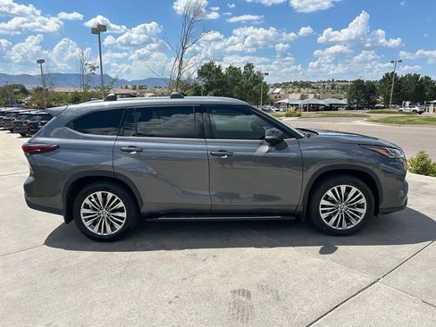 Used 2024 Toyota Highlander Platinum AWD/4WD image 10
