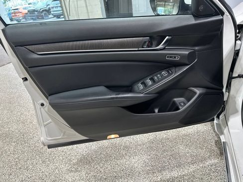 Used 2018 Honda Accord Touring image 11