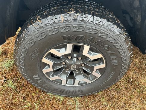 Used 2023 Toyota Tacoma TRD Off-Road image 29