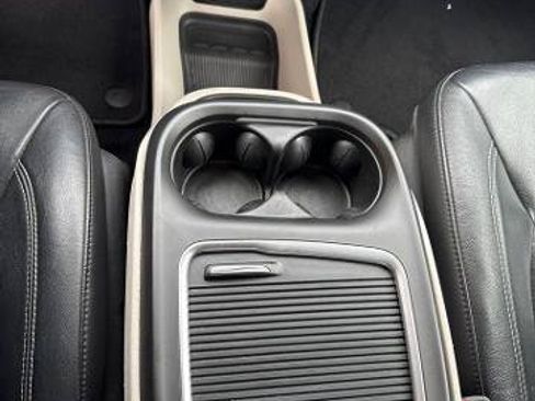 Used 2022 Chrysler Pacifica Touring-L FWD image 20