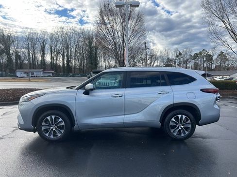 Used 2024 Toyota Highlander XLE image 10