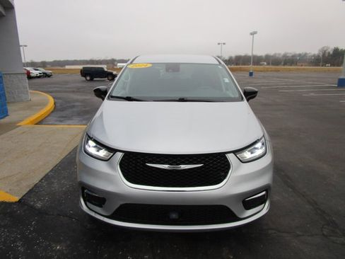 Used 2024 Chrysler Pacifica Touring-L image 8