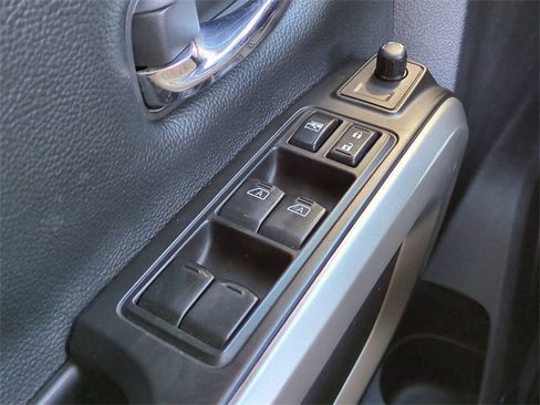 Used 2021 Nissan Titan SV w/ SV Convenience Package image 24