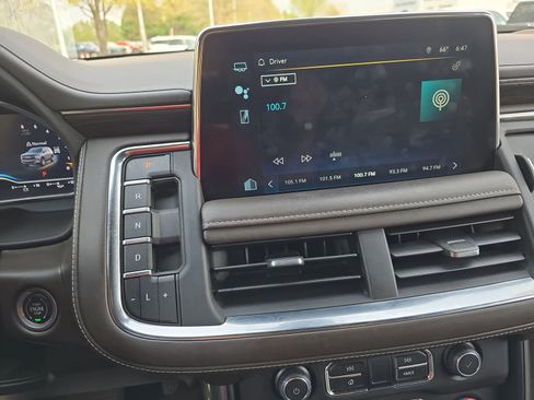 Used 2022 Chevrolet Suburban LT w/ Luxury Package image 20