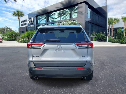 Used 2022 Toyota RAV4 XLE Premium image 4