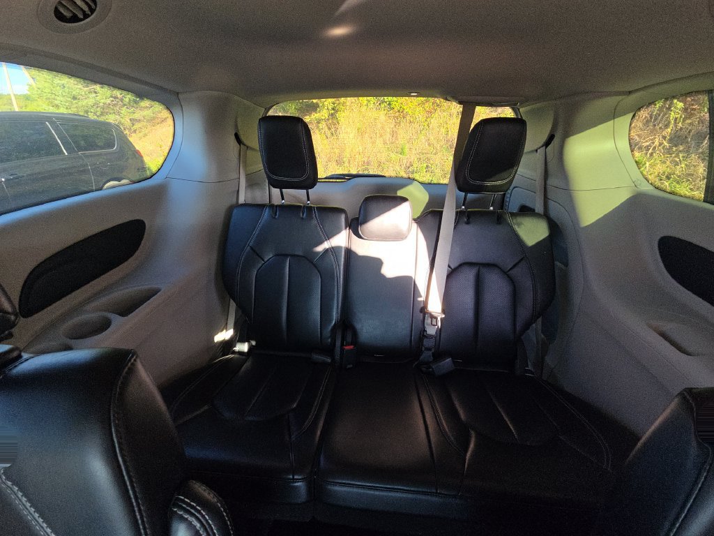 Used 2023 Chrysler Pacifica Touring-L FWD image 13