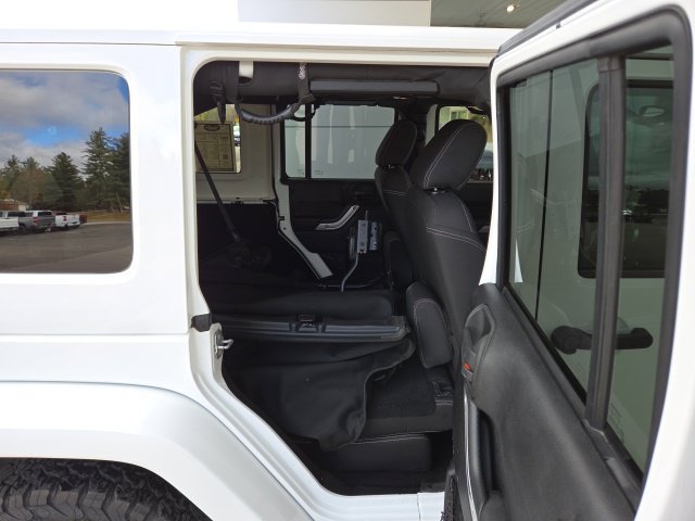 Used 2015 Jeep Wrangler Unlimited Sahara w/ Connectivity Group AWD/4WD image 49