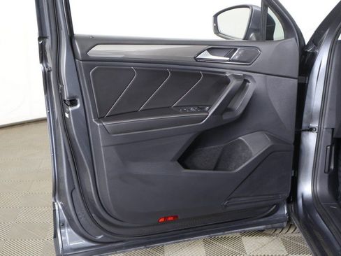 Used 2022 Volkswagen Tiguan SE w/ Panoramic Sunroof Package image 23