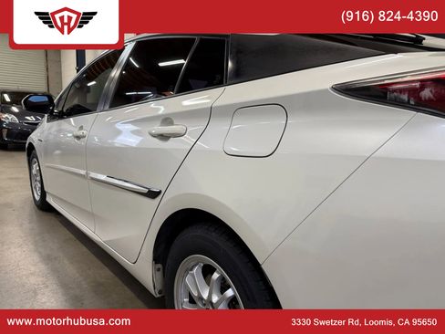Used 2016 Toyota Prius Three image 4