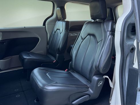 Used 2023 Chrysler Pacifica Touring-L FWD image 18