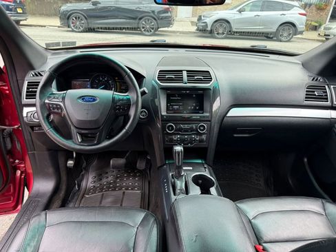 Used 2016 Ford Explorer XLT w/ Equipment Group 202A image 10