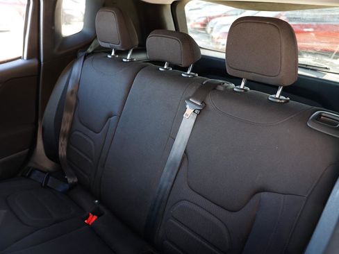 Used 2018 Jeep Renegade Latitude image 8