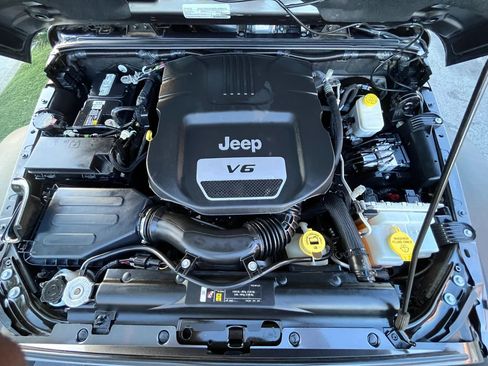 Used 2017 Jeep Wrangler Unlimited Rubicon w/ Connectivity Group image 24