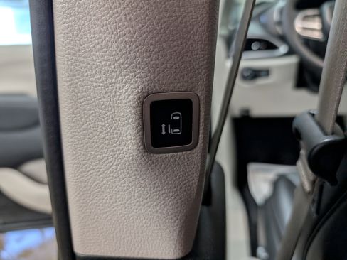 Used 2024 Chrysler Pacifica Touring-L image 22