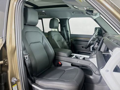 Used 2025 Land Rover Defender 110 S image 28