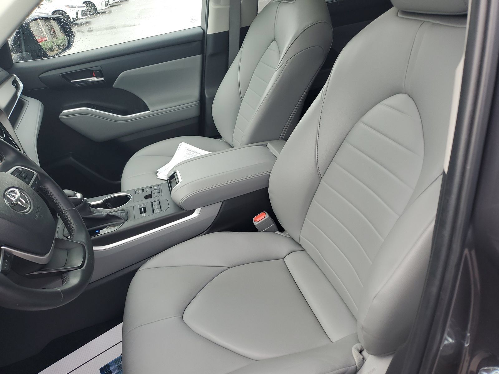 Used 2024 Toyota Highlander XLE AWD/4WD image 17