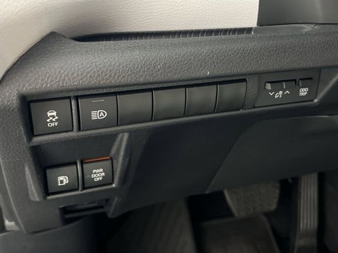 Used 2025 Toyota Sienna XLE image 32