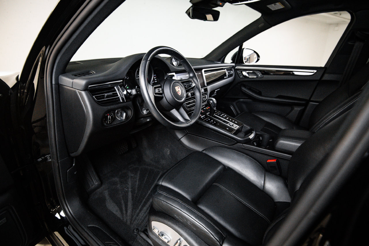 Certified 2024 Porsche Macan AWD/4WD image 4