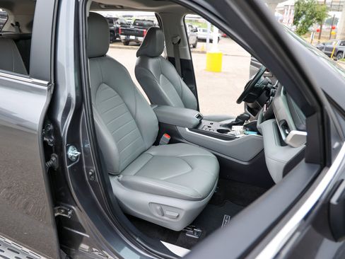 Used 2025 Toyota Highlander XLE AWD/4WD image 37