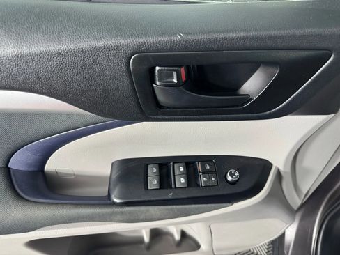 Used 2019 Toyota Highlander AWD V6 image 37