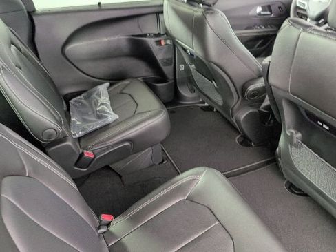 New 2026 Chrysler Pacifica Select FWD image 11
