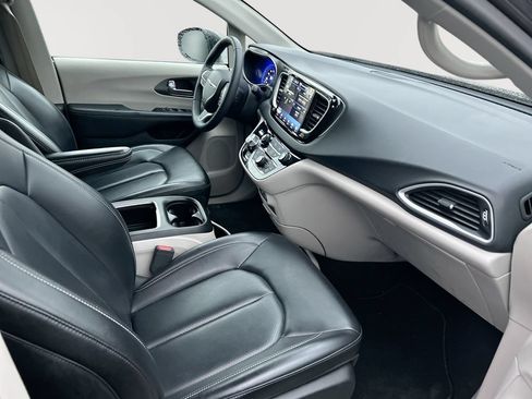 Used 2023 Chrysler Pacifica Touring-L FWD image 28