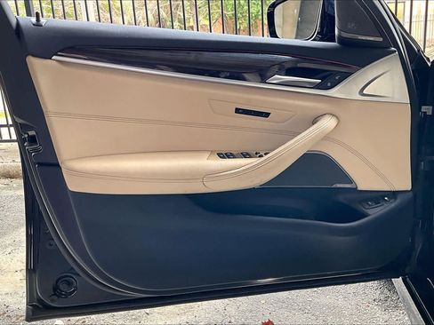 Used 2023 BMW 530e 530e w/ M Sport Package image 21