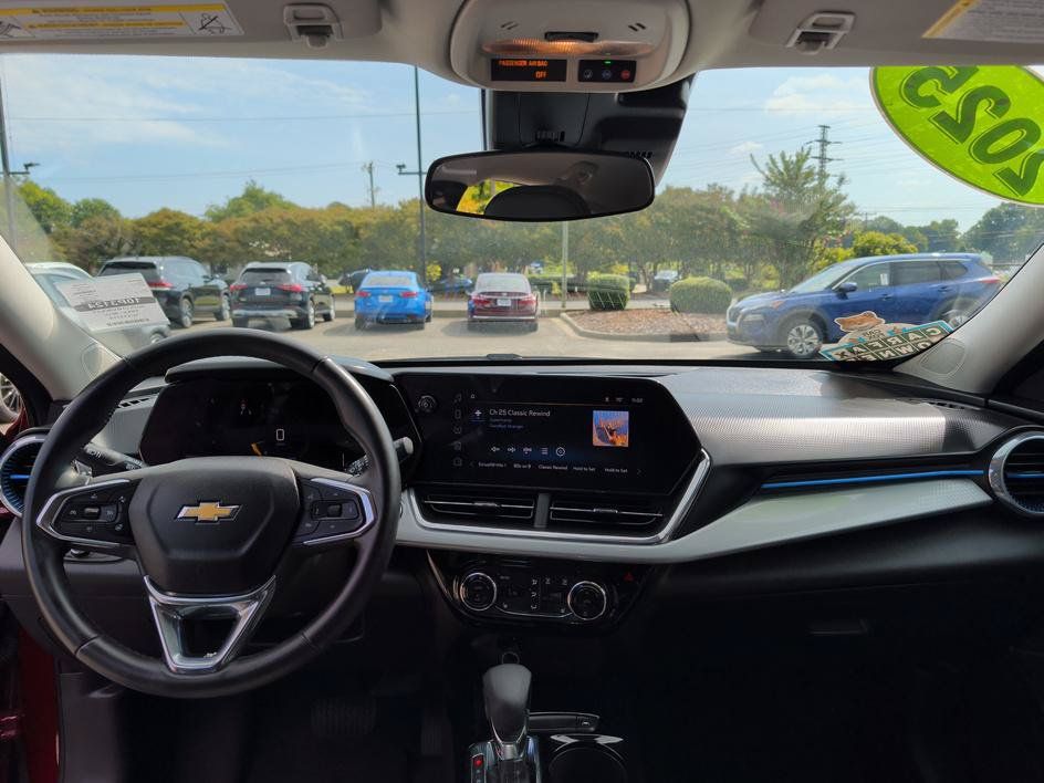 Used 2025 Chevrolet Trax LT w/ LT Convenience Package FWD image 11