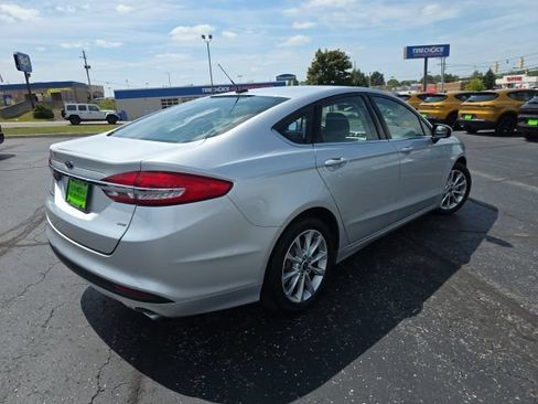 Used 2017 Ford Fusion SE FWD image 6