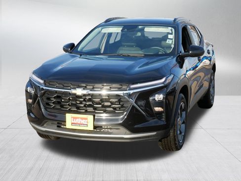 Used 2025 Chevrolet Trax LT w/ LT Convenience Package image 2