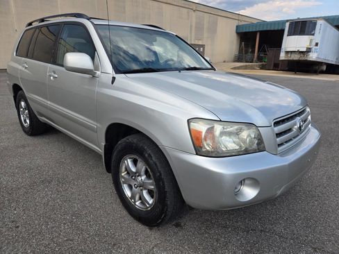 Used 2005 Toyota Highlander 2WD V6 w/ 3rd Row image 13