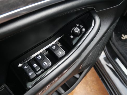 Used 2022 Jeep Grand Cherokee Overland image 17