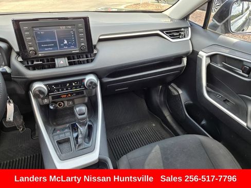 Used 2021 Toyota RAV4 LE FWD image 16
