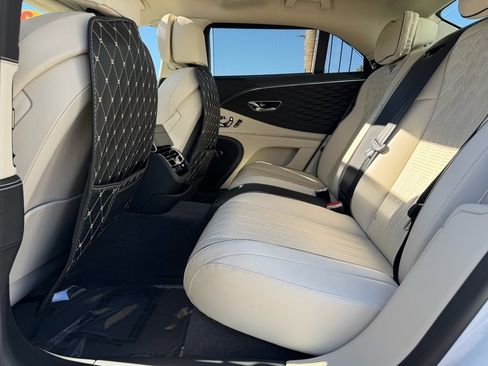 Used 2022 Bentley Flying Spur Plug-In Hybrid image 16