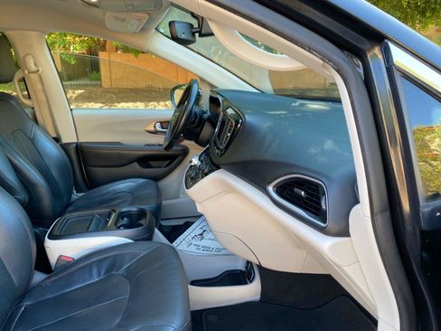 Used 2020 Chrysler Pacifica Touring-L FWD image 56