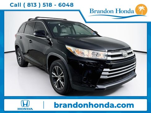 Used 2018 Toyota Highlander LE FWD image 1